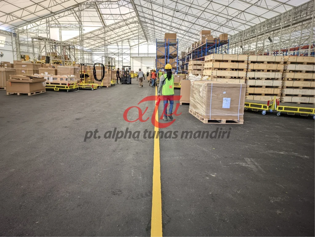 Aplikasi Cat Jalan Gudang Area Cikampek