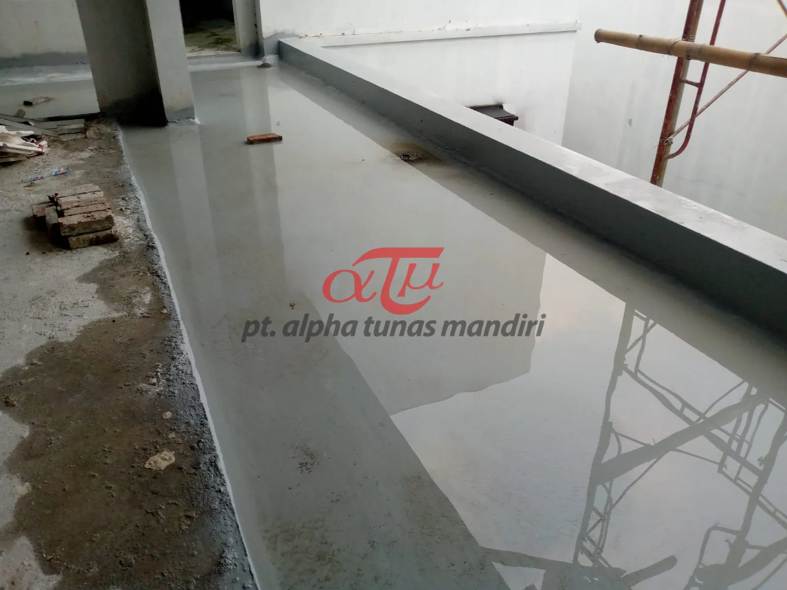Proses tes rendam sebagai metode pengujian waterproofing untuk membuktikan adanya kebocoran sebelum tahap perbaikan