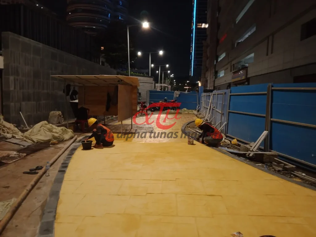 Aplikasi Stamped Concrete Berwarna Kuning untuk Area Parkir