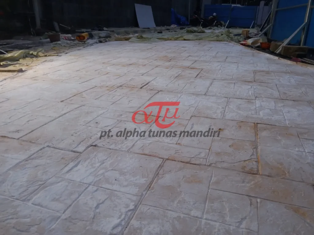 Pengerjaan beton cetak motif ashlar slate area parkir bank Jakarta Selatan oleh PT Alpha Tunas Mandiri