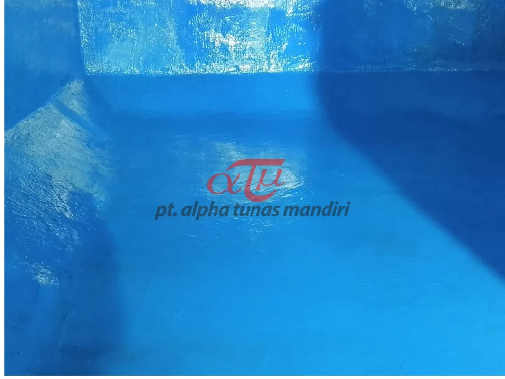 Hasil akhir aplikasi pelapis beton (protective coating) berstandar food grade pada area Ground Water Tank seluas 200 m² di Karawang oleh PT Alpha Tunas Mandiri.